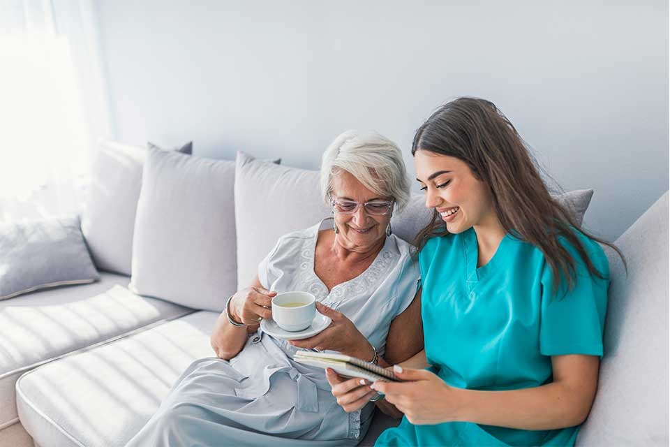 Private Caregiver Services for Seniors : Daily and Overnight Caregiver Support